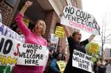 EE.UU. presiona el desalojo de activistas de la embajada de Venezuela en Washington