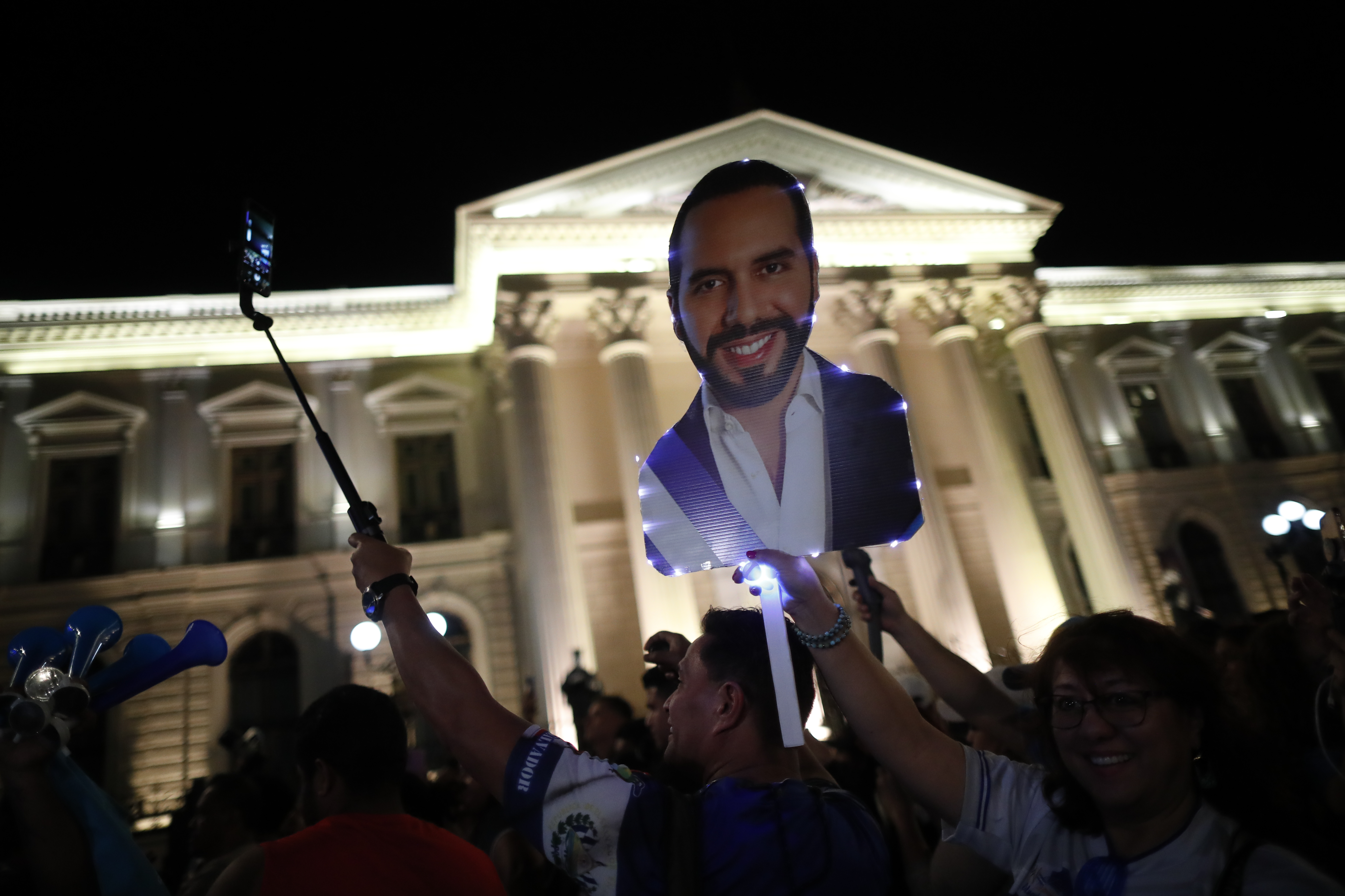 AME5991. SAN SALVADOR (EL SALVADOR), 04/02/2024.- Seguidores del actual presidente y candidato a la presidencia de El Salvador, Nayib Bukele, se reúnen a las afueras del Palacio Nacional, hoy en San Salvador (El Salvador). EFE/ Bienvenido Velasco