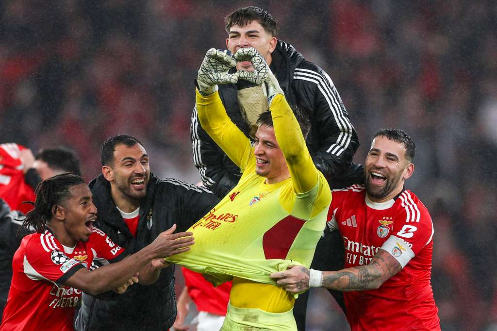 Lisbon (Portugal), 28/01/2026.- Benfica's goalkeeper Anatoliy Trubin (C-R) celebrates with his teammates after scoring the 4-2 goal during the UEFA Champions League soccer match between SL Benfica and Real Madrid, in Lisbon, Portugal, 28 January 2026. (Liga de Campeones, Lisboa) EFE/EPA/MIGUEL A. LOPES