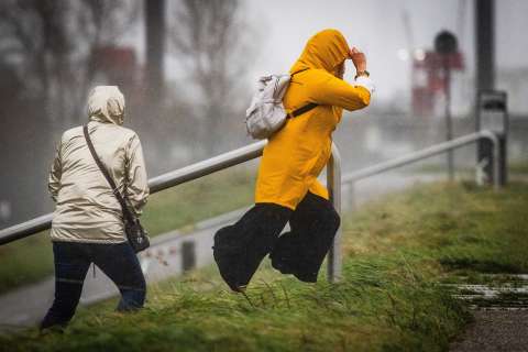 La tormenta Ciarán azota a Europa: sin luz en Francia, vuelos cancelados en España