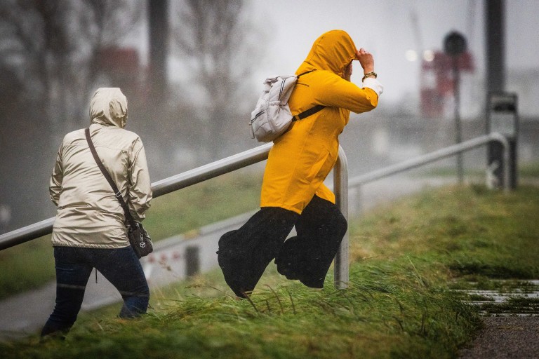La tormenta Ciarán azota a Europa: sin luz en Francia, vuelos cancelados en España