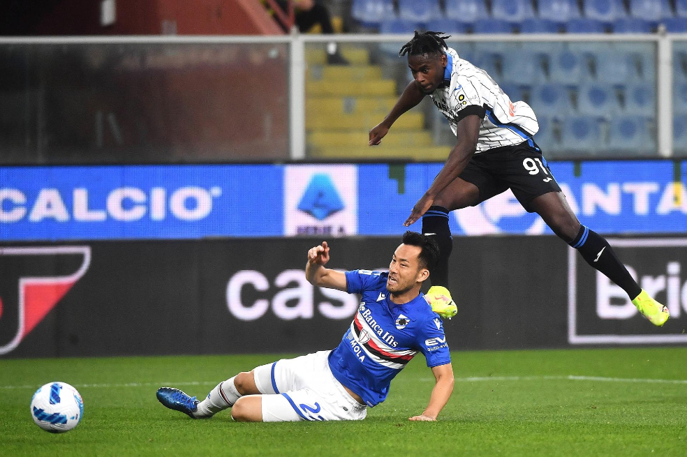 Duván Zapata, figura en la victoria de Atalanta sobre Sampdoria.