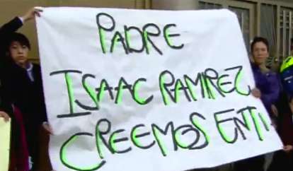 Feligreses apoyan al sacerdote.