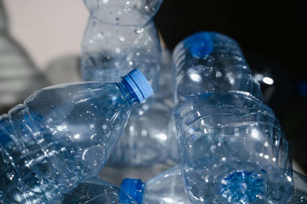 Las bacterias que se pueden acumular en las botellas es una de las preocupaciones de los científicos.