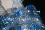 Si olvidó una botella plástico entre el carro caliente, ¿es seguro beber de ella?