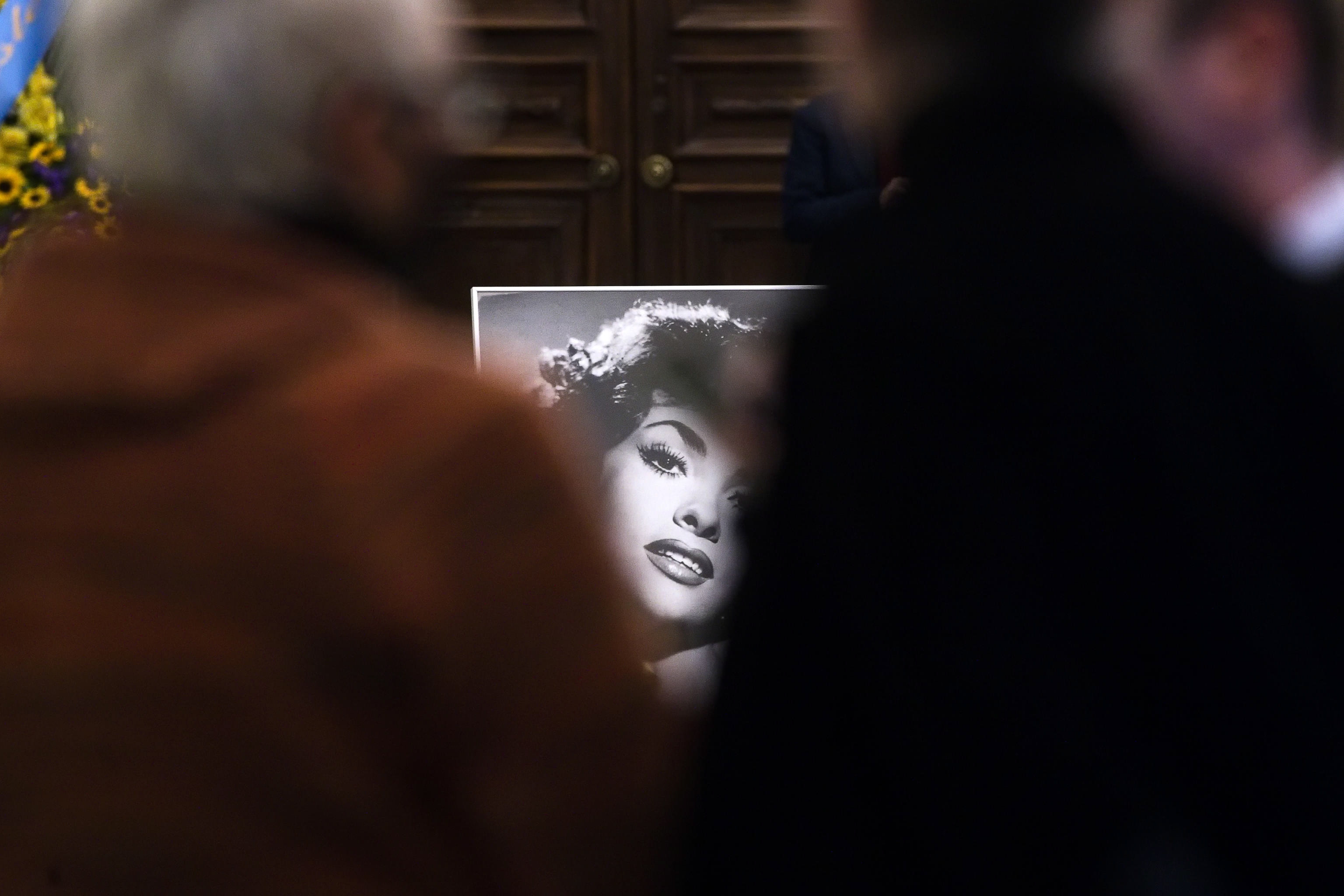 Rome (Italy), 18/01/2023.- A portrait of Italian late actress Gina Lollobrigida as people pay tribute to her in the Aula Giulio Cesare on the Capitoline Hill (Campidoglio), in Rome, Italy, 18 January 2023. Lollobrigida, a high profile European actress in the 1950s and early 1960s, died on 16 January aged 95. The actress will lie in state until her funeral, to be held on 19 January. (Italia, Roma) EFE/EPA/ANGELO CARCONI