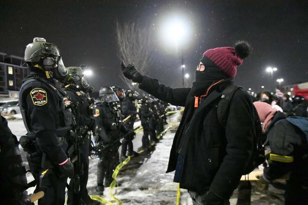 MAPLE GROVE (United States), 27/01/2026.- Protesters confront police outside the hotel where top Border Patrol official Gregory Bovino is believed to be staying, in Maple Grove, a suburb of Minneapolis, Minnesota, USA, 26 January 2026. Bovino is expected to leave Minnesota after Alex Pretti was the second person killed by federal officers in Minneapolis this month. (Protestas) EFE/EPA/CRAIG LASSIG