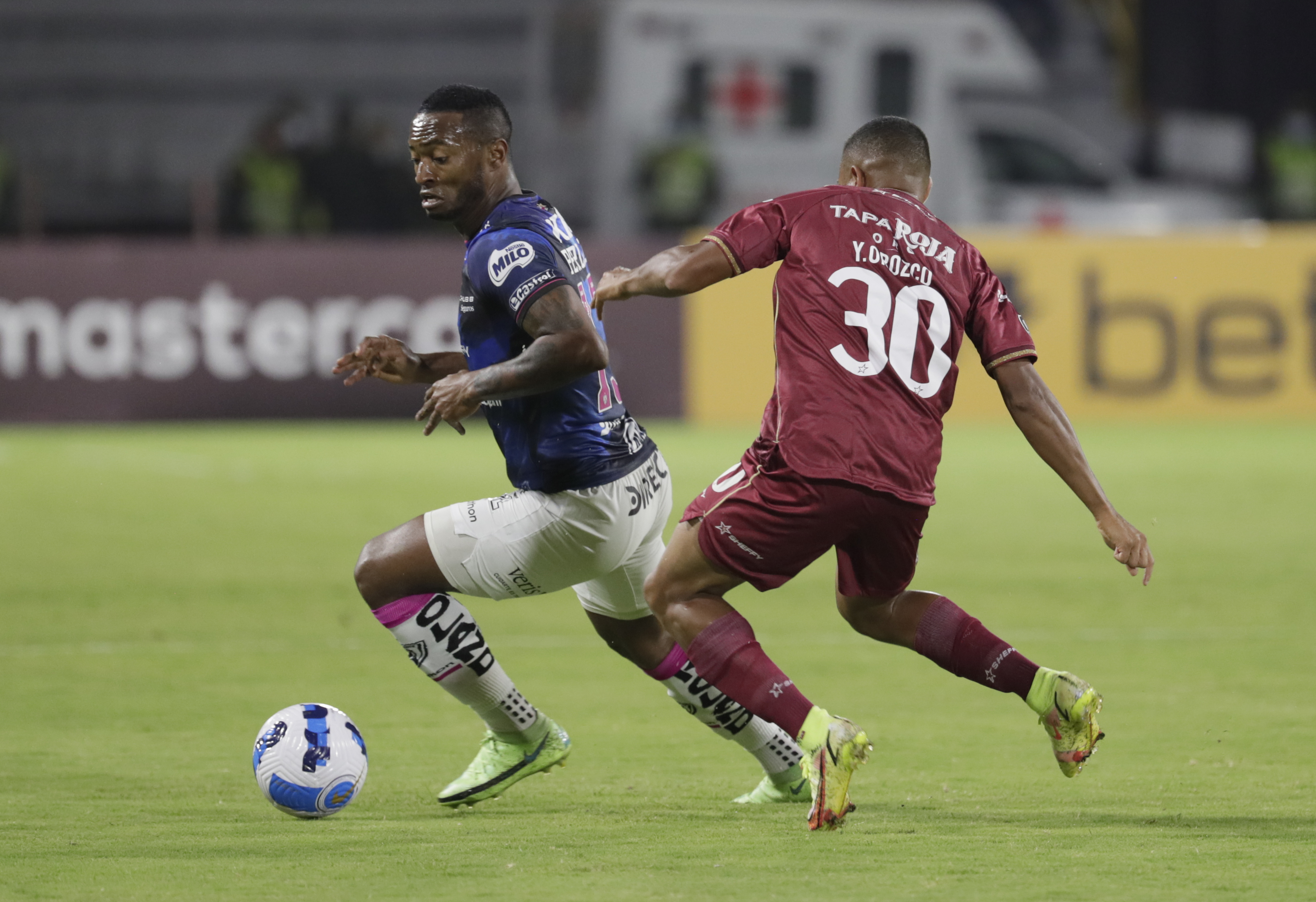 AME6861. IBAGUÉ (COLOMBIA), 04/05/2022.- Yohandry José Orozco (d) del Tolima disputa el balón con Pedro Perlaza de Independiente del Valle, durante un partido del Grupo D de la Copa Libertadores disputado en el estadio Manuel Murillo Toro, en Ibagué (Colombia). EFE/ Carlos Ortega