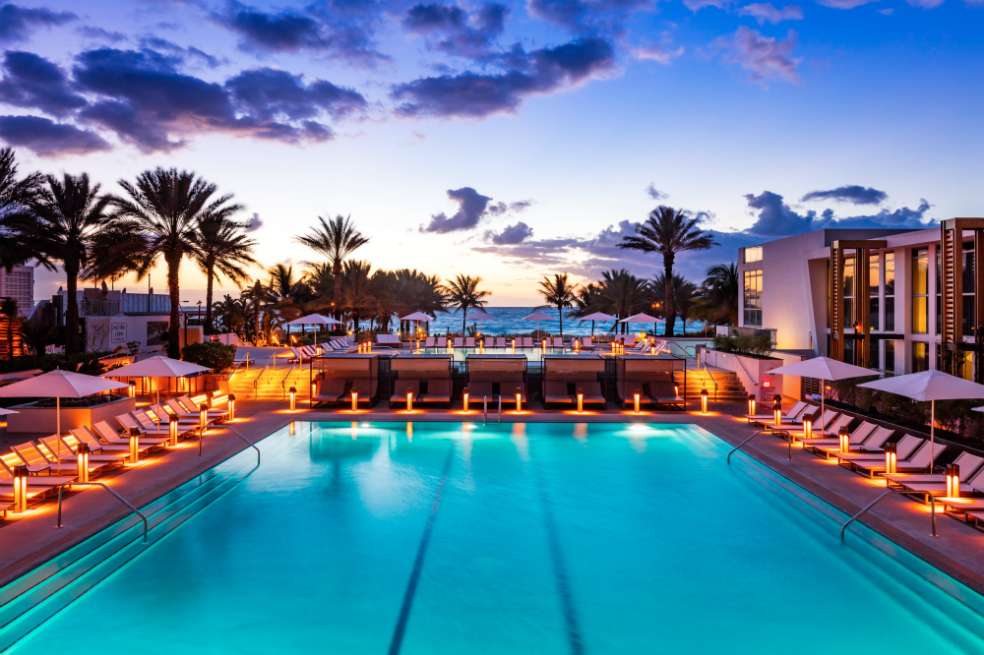 A lo largo de sus más de 60 años, el resort Eden Roc Miami se ha modernizado sin perder su estética clásica. Actualmente cuenta con cuatro piscinas, un spa y un centro fitness. / Cortesía