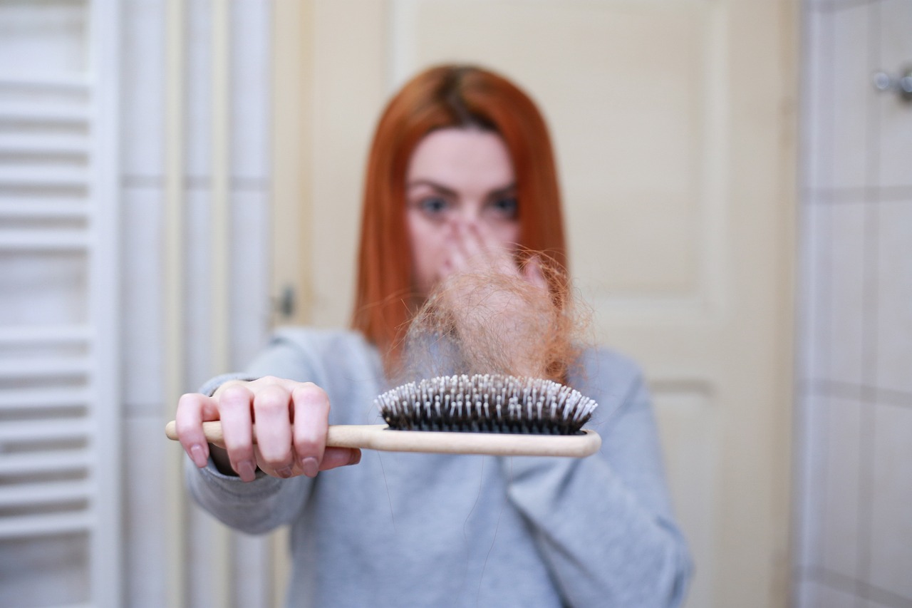 Las hormonas que emite el cuerpo ante el estrés podrían estar afectando el crecimiento del cabello.