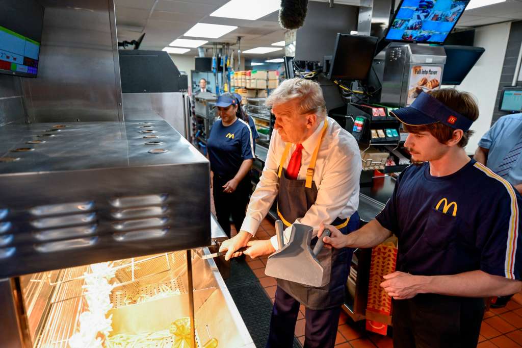 AME9225. FEASTERVILLE (ESTADOS UNIDOS), 20/10/2024.- Fotografía tomada de la cuenta en X del asesor de comunicación del candidato republicano a la Casa Blanca, el expresidente (2017-2021) Donald Trump, Dan Scavino Jr., donde se ve a Trump cocinando papas fritas en un local de McDonald's en Feasterville (EE.UU.). Trump hizo campaña en un local de McDonald's en el estado clave de Pensilvania, donde acusó a su rival demócrata, la vicepresidenta Kamala Harris, de haberse inventado que de joven trabajó para esta cadena de comida rápida. EFE/ @danscavino /SOLO USO EDITORIAL/ SOLO DISPONIBLE PARA ILUSTRAR LA NOTICIA QUE ACOMPAÑA (CRÉDITO OBLIGATORIO)