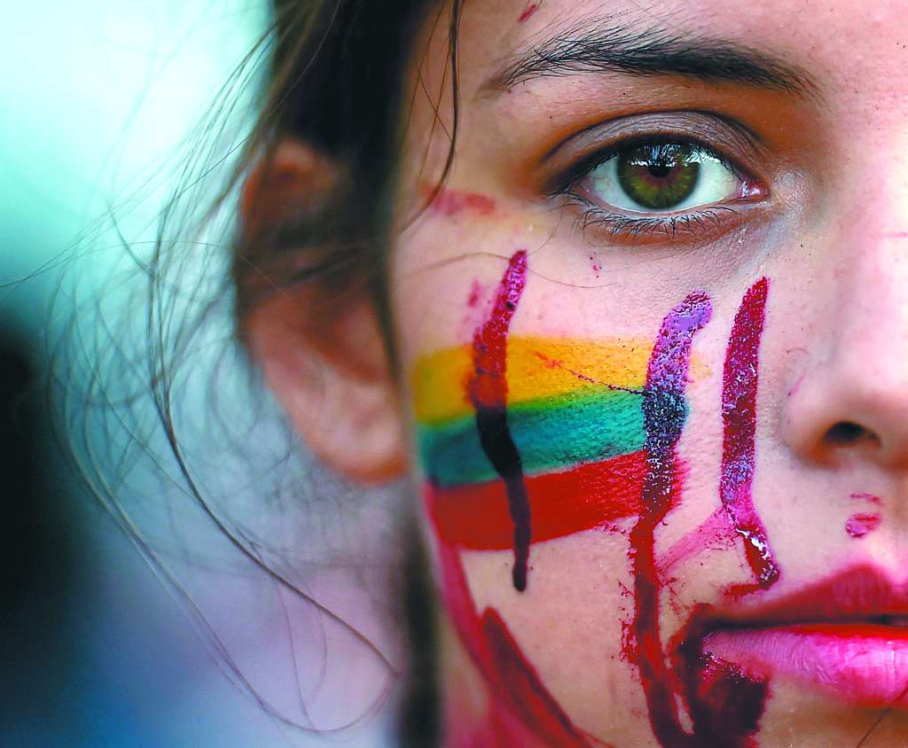 Desde el 28 de abril algunos manifestantes han pintado sus cuerpos para protestar pacíficamente.