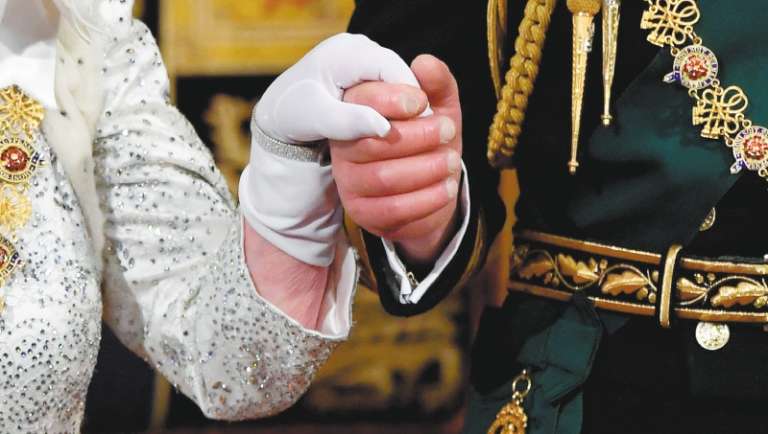Las manos de la  reina Isabel II y el príncipe Carlos tras pronunciar el discurso en la apertura estatal del Parlamento en 2019. / AFP