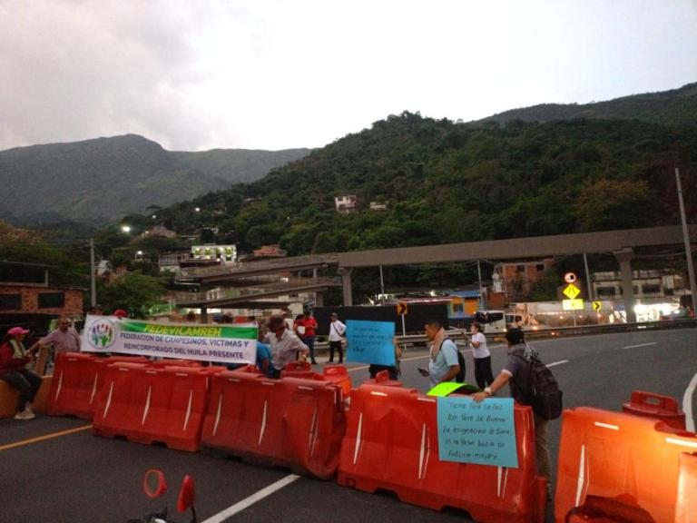 Ex-FARC levantan bloqueo en vía Bogotá-Girardot y se prepara mesa de trabajo con Gobierno