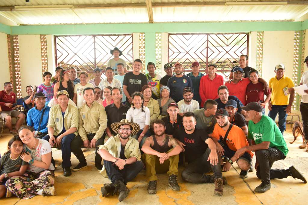 Equipo del Instituto Humboldt en un proyecto de restauración en el Resguardo Llanos del Yarí Yaguara ll / Foto Julián Gómez Instituto Humboldt.
