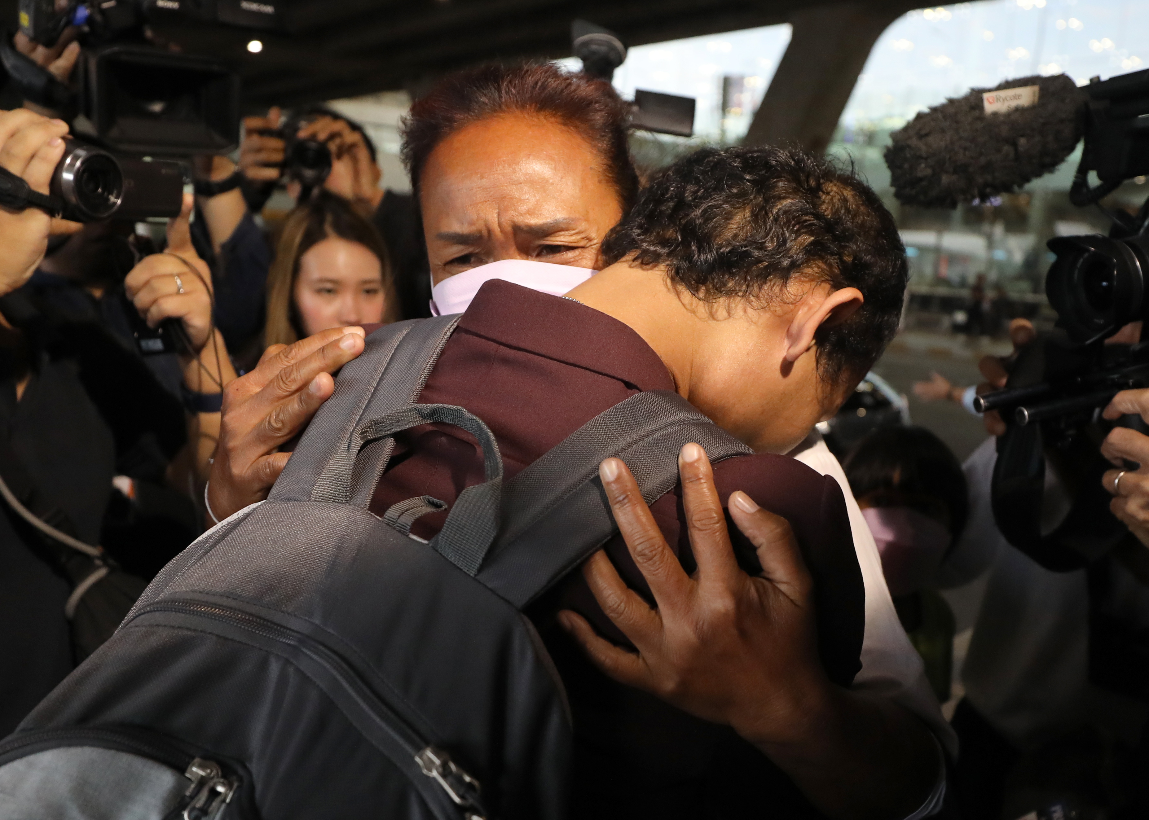 Sumut Prakan (Thailand), 30/11/2023.- Thai migrant worker Phonsawan Pinakalo (L), who was taken hostage by the Palestinian militan group Hamas in the 07 October attacks on Israel, hugs his mother as a group of released Thai hostages arrives from Israel at Bangkok's Suvarnabhumi Airport, Samut Prakan province, Thailand, 30 November 2023. The first group of 17 Thai hostages released by Hamas returned to Thailand on 30 November, the Thai Ministry of Foreign Affairs announced. The Thai government said that 23 Thai hostages have been released so far, and that nine are still in Hamas captivity. Israel and Hamas had agreed to a temporary ceasefire which came into effect on 24 November and included a deal for the release of hostages held by Hamas in the Gaza Strip in exchange for Palestinians detained in Israeli prisons. Thousands of Israelis and Palestinians have died since the militant group Hamas launched an unprecedented attack on Israel from the Gaza Strip on 07 October, and the Israeli strikes on the Palestinian enclave which followed it. (Tailandia) EFE/EPA/NARONG SANGNAK