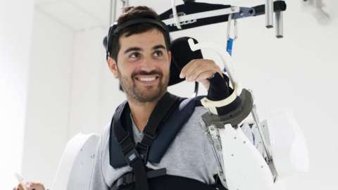 Paciente tetrapléjico logra caminar gracias a un exoesqueleto conectado a su cerebro