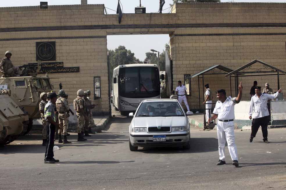 Soldados de la Armada egipcia frente a la cárcel Torah, donde está detenido Hosni Mubarak. / EFE