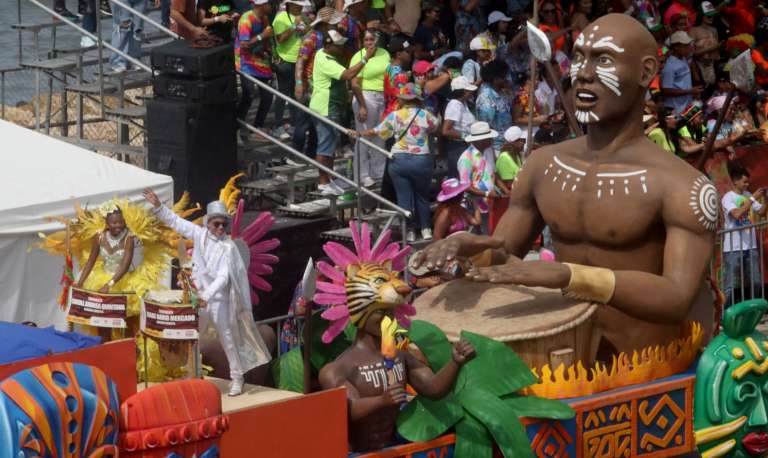 “Es tiempo de celebrar con civismo, en paz y en sana convivencia nuestras fiestas populares de independencia”, dijo el alcalde.