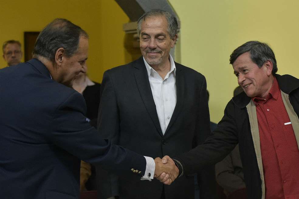 Los jefes negociadores del Gobierno, Juan Camilo Restrepo, y el Eln, Pablo Beltrán. / SIG
