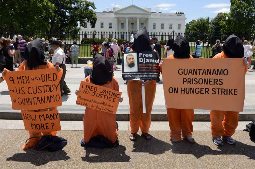 Varias personas vestidas como prisioneros de la Base Naval de Guantánamo (Cuba) se manifestan contra el citado centro de detención del gobierno estadounidense frente a la Casa Blanca en Washington, Estados Unidos. / EFE