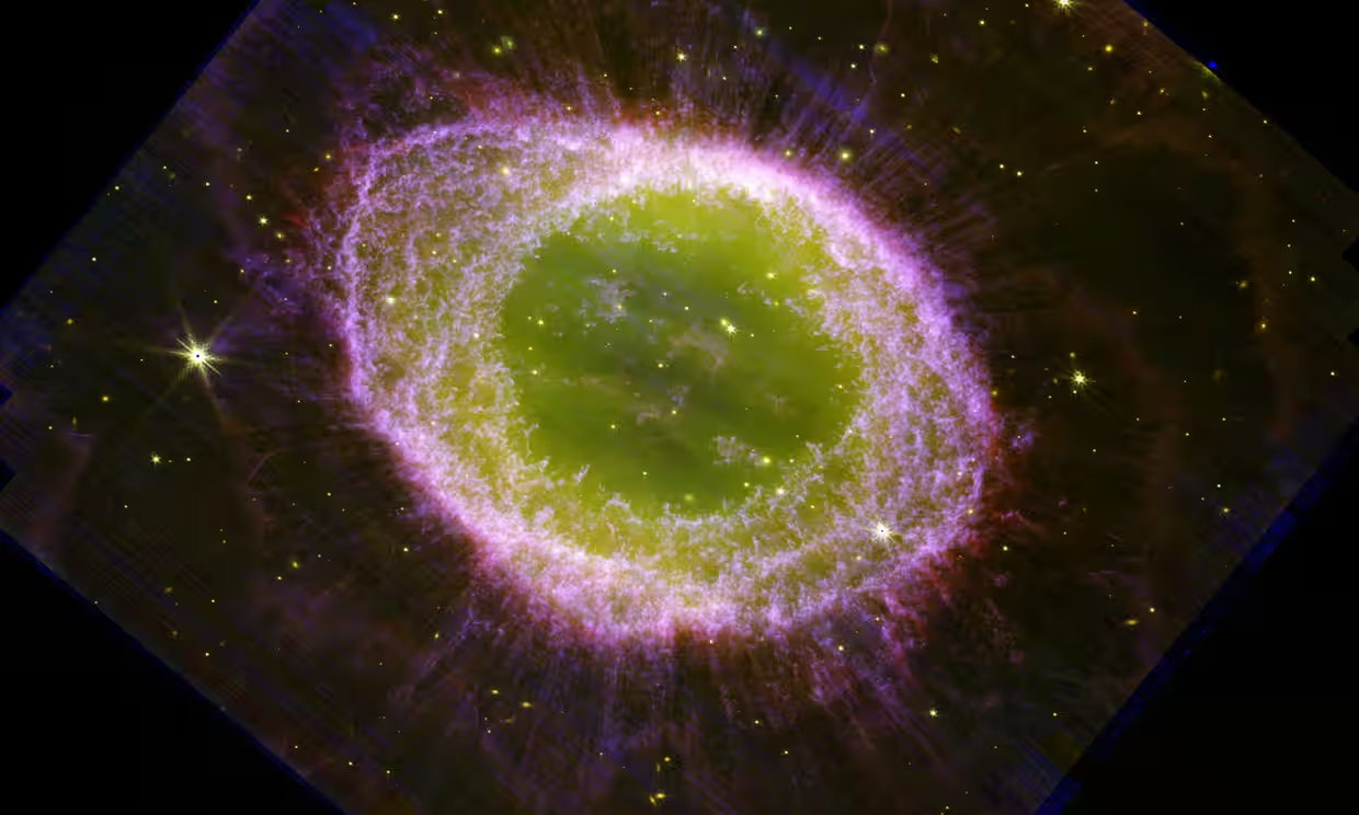 La estrella Nebulosa del Anillo en Lyra, captada por el telescopio James Webb.