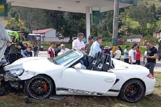 En video quedó registrado el momento exacto del choque entre un Porsche y una motocicleta en la vía Tunja-Bogotá ocurrido el pasado 20 de abril de 2024. No se presentaron víctimas mortales.