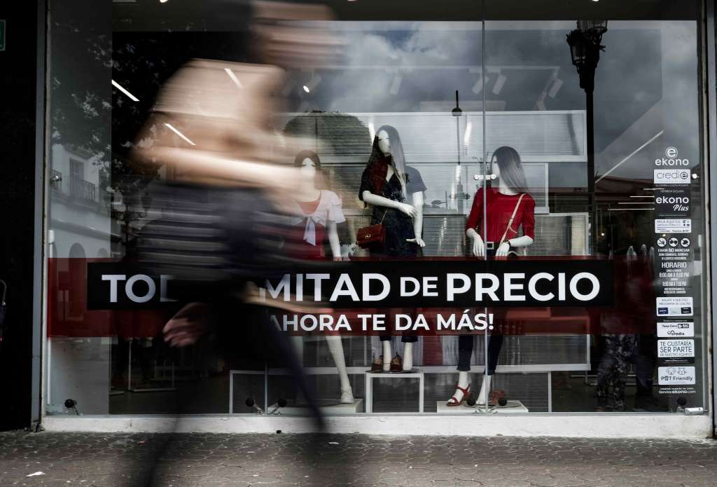 AME8773. SAN JOSÉ (COSTA RICA), 20/09/2022.- Vista hoy de un aviso de rebajas en una tienda de ropa en San José (Costa Rica). La inflación más alta de la última década y el aumento de las tasas de interés siguen afectando a los costarricenses en un 2022 que se prevé cerrará con un bajo crecimiento económico en este país centroamericano. La inflación acumulada en Costa Rica en los primeros 9 meses de 2022 alcanzó el 9,45 %, mientras que el índice interanual llegó al 12,13 %, las cifras más altas de la última década. EFE/Jeffrey Arguedas