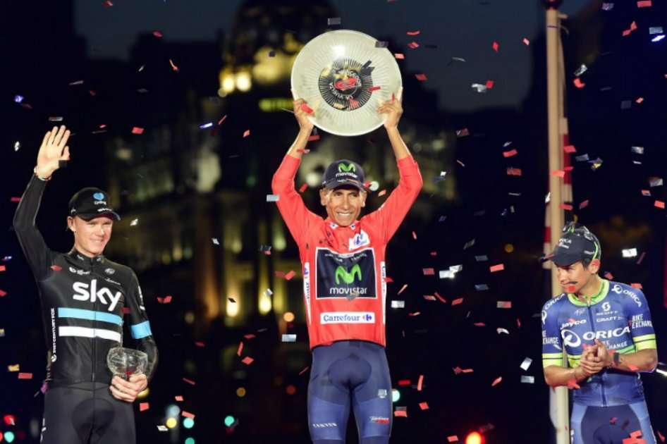 El colombiano Nairo Quintana en lo más alto del podio de la Vuelta a España, en Madrid. A su lado derecho Chris Froome, y a la izquierda el bogotano Esteban Chaves. / AFP