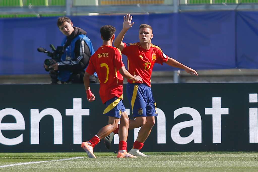 AMDEP5470. VALPARAISO (CHILE), 07/10/2025.- Pablo García (d) de España celebra junto a Rayane Belaid un gol este martes, en un partido de octavos de final de la Copa Mundial Sub-20 entre Ucrania y España en el estadio Elías Figueroa Brander en Valparaiso (Chile). EFE/ Esteban Garay