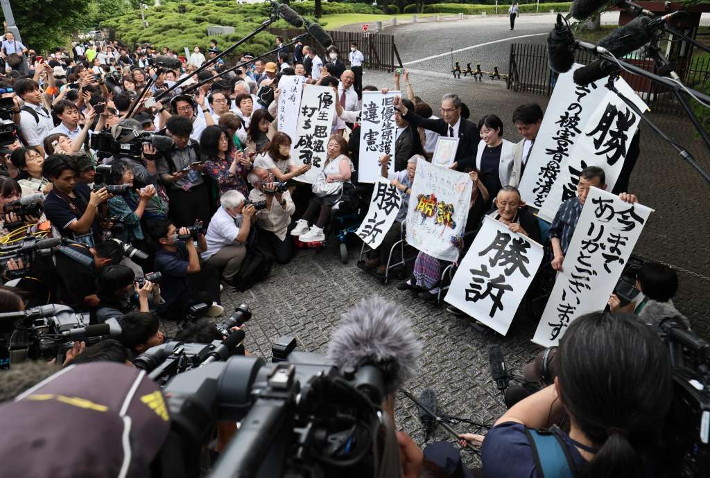 Tokyo (Japan), 02/07/2024.- Plaintiffs holding up signs of 'victory' celebrate outside Japan's Supreme Court in Tokyo, Japan, 03 July 2024. The Japanese top court ordered the government to pay damages to plaintiffs, who were forced to undergo sterilization from 1950s to 1970s under the now-defunct Eugenic Protection Law, and ruled out the law was unconstitutional for the first time. (Japón, Tokio) EFE/EPA/JIJI PRESS JAPAN OUT EDITORIAL USE ONLY/