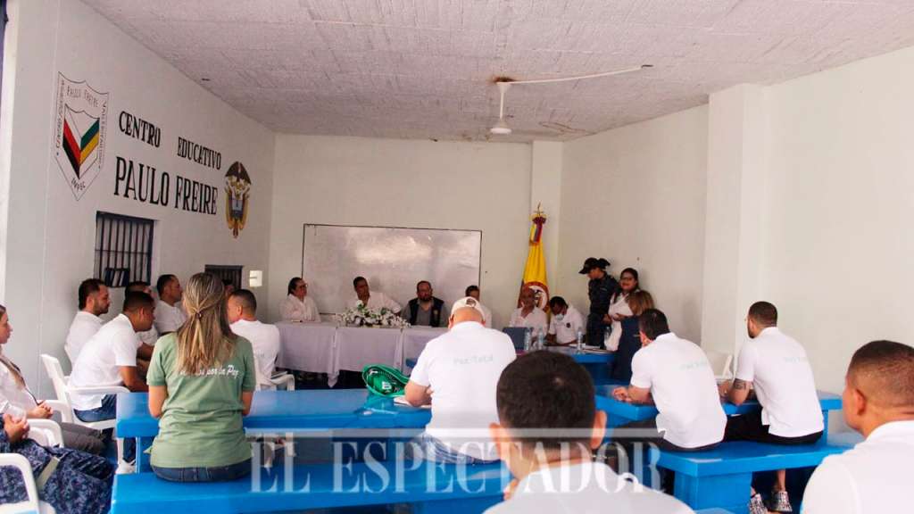 Los presos del patio de más alta seguridad de la Tramacúa, durante la instalación de una mesa por la paz total desde esa cárcel de Valledupar.