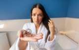 ¿Se le cae el pelo y cree que puede ser el estrés? Una experta explica qué hacer