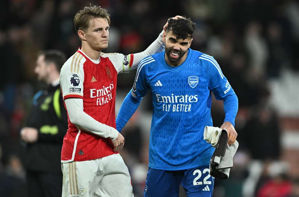 London (United Kingdom), 03/04/2024.- Arsenal's Martin Odegaard (L) and goalkeeper David Raya (R) celebrate after winning the English Premier League match between Arsenal and Luton Town in London, Britain, 03 April 2024. (Reino Unido, Londres) EFE/EPA/VINCENT MIGNOTT EDITORIAL USE ONLY. No use with unauthorized audio, video, data, fixture lists, club/league logos, 'live' services or NFTs. Online in-match use limited to 120 images, no video emulation. No use in betting, games or single club/league/player publications.