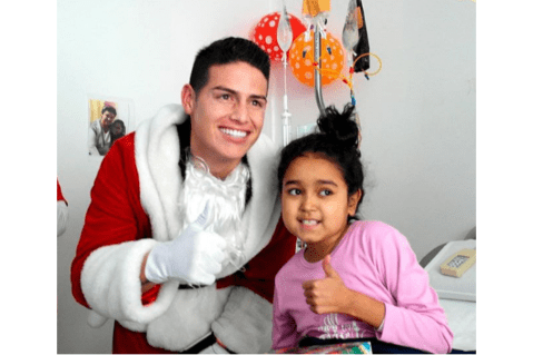 James Rodríguez se vistió de Papá Noel para sorprender a niños de un hospital en Bogotá