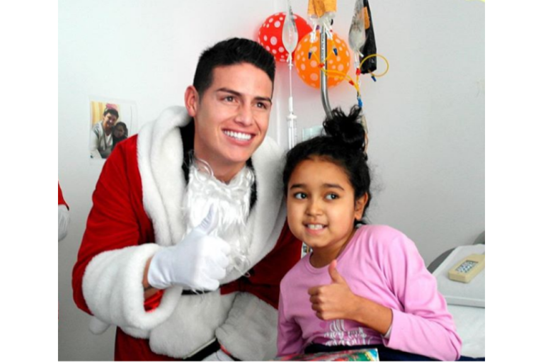 James Rodríguez se vistió de Papá Noel para sorprender a niños de un hospital en Bogotá
