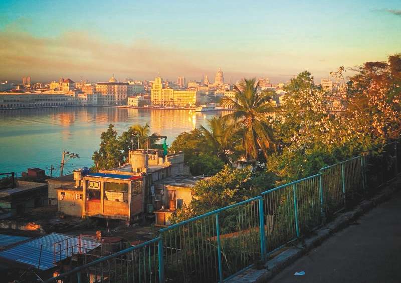 Vista de La Habana desde una de las calles del municipio de Regla.
