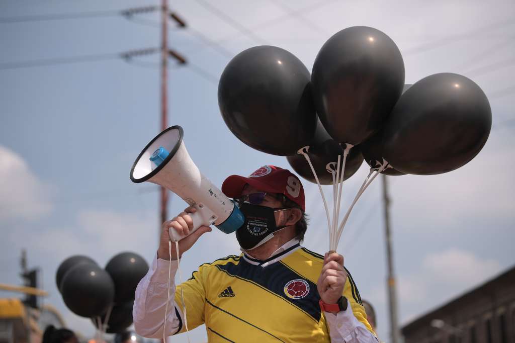Comerciantes de las localidades en cuarentena estricta en Bogotá, salieron esta mañana a protestar ante la preocupación de que las nuevas medidas termine con el cierre de más negocios y locales. Tras diálogo con el Distrito se indicó que el próximo lunes 24 de agosto se evaluarán los indicadores para determinar si algunos sectores podrán salir antes del aislamiento.