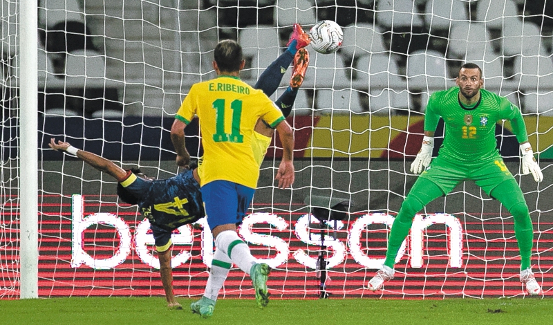 Luis Díaz y la chalaca con la que Colombia soñó con la victoria hasta el minuto 78 de juego ayer en Río de Janeiro. / AP