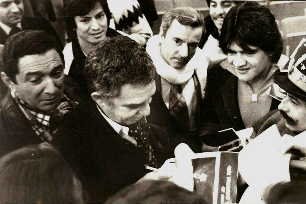 ‘Gabo’ dando autógrafos. Lo acompañan el maestro Rafael Escalona (izq.) y Nacho Martínez, de sombrero y bigote. / Óscar Domínguez