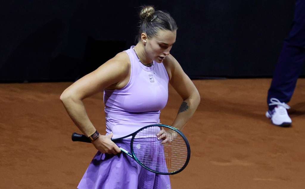 STUTTGART (Germany), 21/04/2025.- Aryna Sabalenka of Belarus reacts during her final match against Jelena Ostapenko of Latvia at the WTA Tennis Grand Prix tournament in Stuttgart, Germany, 21 April 2025. (Tenis, Bielorrusia, Alemania, Letonia) EFE/EPA/RONALD WITTEK
