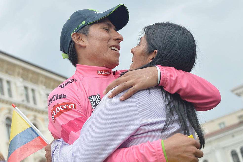 Nairo Quintana celebra con su mamá, Eloísa Rojas. /EFE