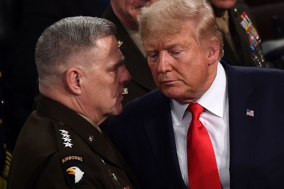 El jefe del Estado Mayor de Estados Unidos, el general Mark Milley (izquierda), junto al presidente estadounidense, Donald Trump.