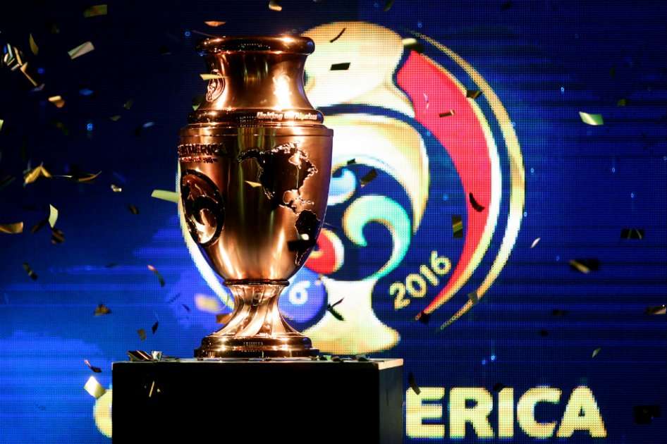 El trofeo tiene 61 centímetros de altura y casi siete kilos de peso, con una base de metal plateado y un recubrimiento de oro de 24 quilates. / EFE