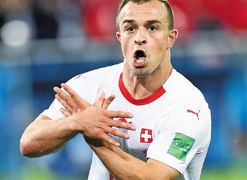 El centrocampista suizo Xherdan Shaqiri celebró su gol contra Serbia en el Mundial de 2018 en Rusia haciendo con sus manos el gesto nacionalista albano del águila de dos cabezas, presente en la bandera de este país. EFE/EPA/LAURENT GILLIERON EDITORIAL USE ONLYÂ