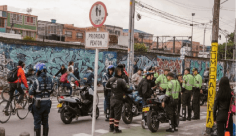 Hasta 40 motos por minuto invaden andenes en Kennedy, alerta el Concejo