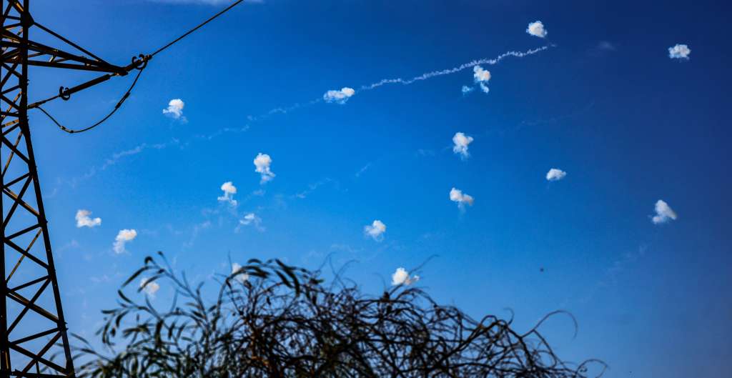 Sderot (Israel), 30/10/2023.- Rockets launched from the Gaza Strip toward Israel are intercepted by the Israeli Iron Dome defense missile system, seen from Sderot, southern Israel 30 October 2023. The IDF struck over 600 militant targets over the past few days as it continued to 'expand ground operations' in the Gaza Strip, the Israel Defense Forces (IDF) said on 30 October. More than 7,600 Palestinians and at least 1,300 Israelis have been killed, according to the IDF and the Palestinian health authority, since Hamas militants launched an attack against Israel from the Gaza Strip on 07 October, and the Israeli operations in Gaza and the West Bank which followed it. (Cúpula de Hierro) EFE/EPA/HANNIBAL HANSCHKE