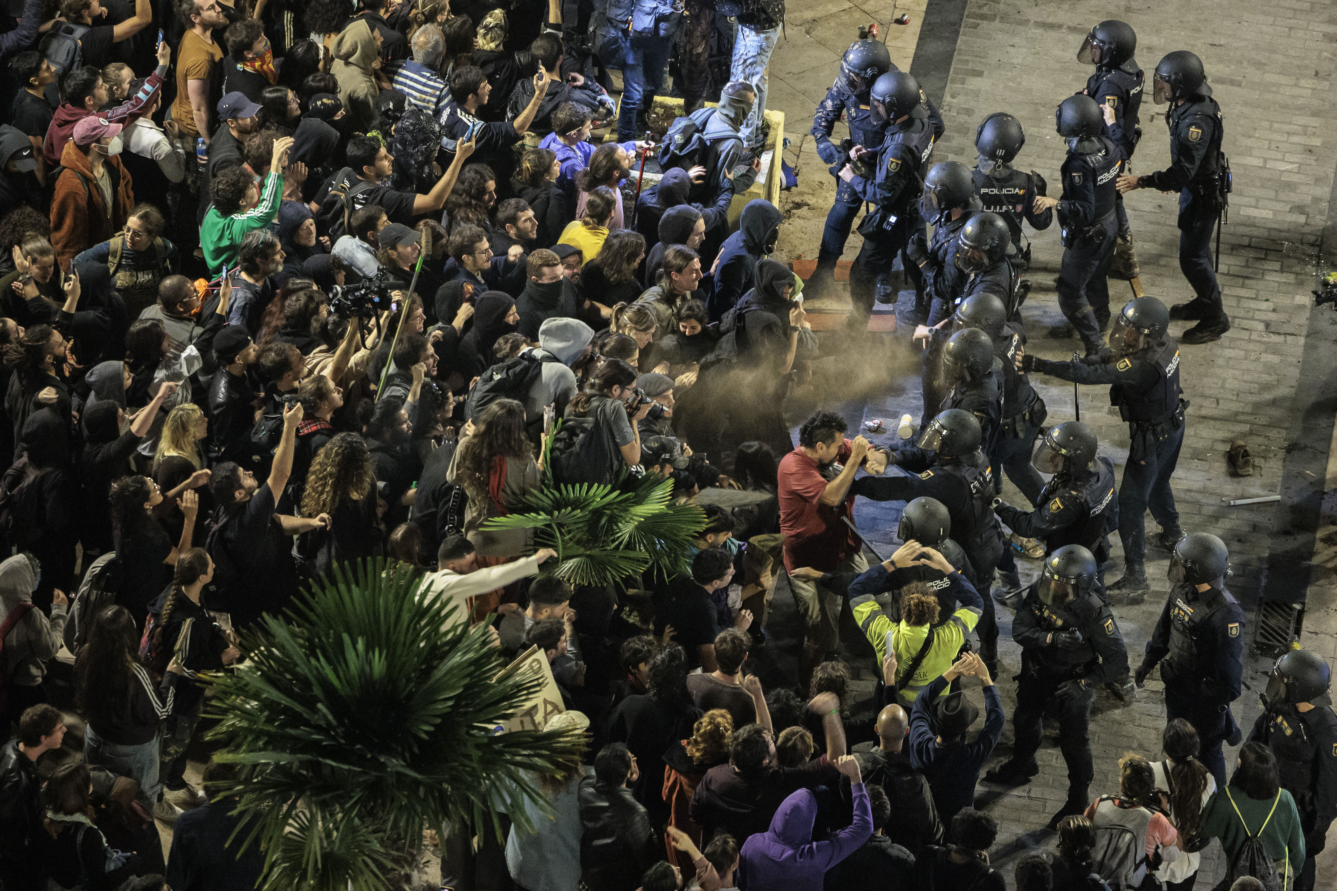 VALENCIA, 09/11/2024.- La policía carga tras la manifestación celebrada este sábado en la que cerca de 40 organizaciones sociales, cívicas y sindicatos de izquierda de la Comunitat Valenciana han protestado por la gestión de la dana y con el lema "Mazón dimisión", en alusión al president de la Generalitat. EFE/Biel Aliño