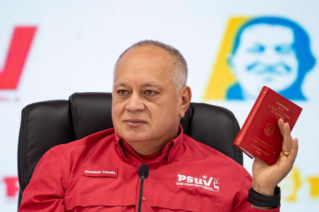 AME2235. CARACAS (VENEZUELA), 03/12/2025.- Fotografía del 24 de noviembre de 2025 del ministro del Interior y Justicia de Venezuela, Diosdado Cabello, hablando durante una rueda de prensa en Caracas (Venezuela). Considerado el número dos del chavismo, Cabello es militar retirado y una de sus figuras clave desde que participó en el golpe de Estado fallido liderado por Chávez en febrero de 1992. Ha ocupado diversos cargos, incluyendo la gobernación de Miranda (norte, que abarca parte de Caracas). EFE/ Ronald Peña R
