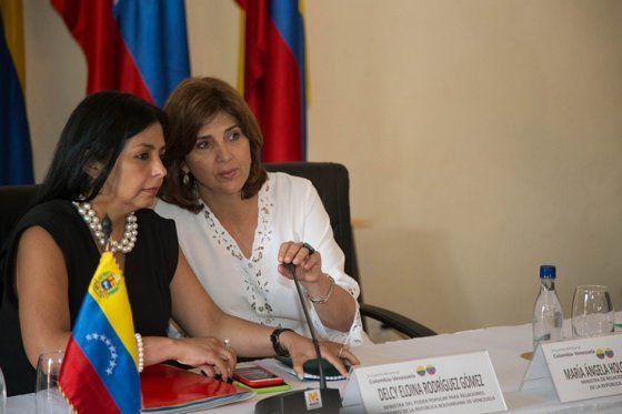 Las cancilleres de Colombia y Venezuela, María Ángela Holguín (derecha) y Delcy Rodríguez (izquierda) durante el encuentro del pasado 26 de agosto en Cartagena. /Cortesía Cancillería